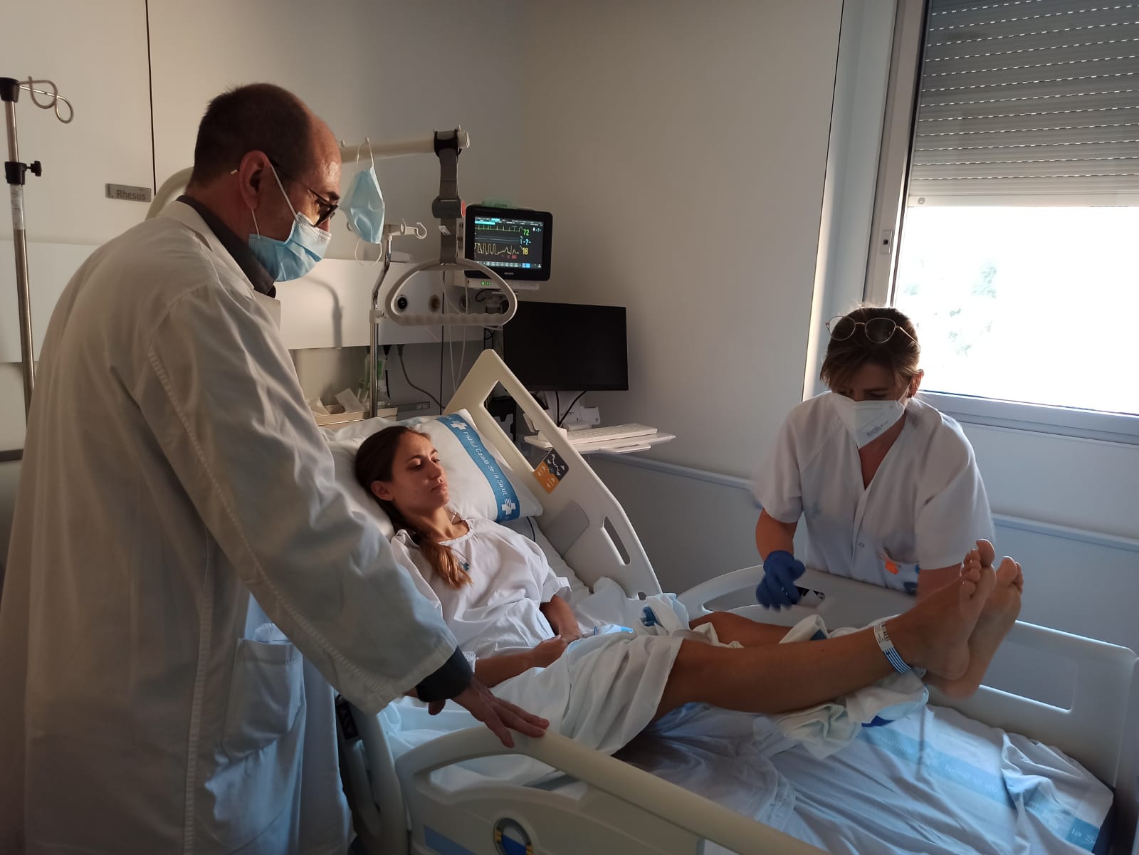 Un equip de professionals de la Unitat d'Ictus atén una pacient