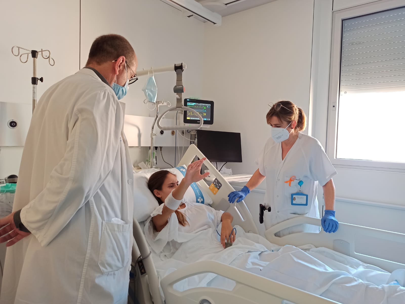 Un equip de professionals de la Unitat d'Ictus atén una pacient