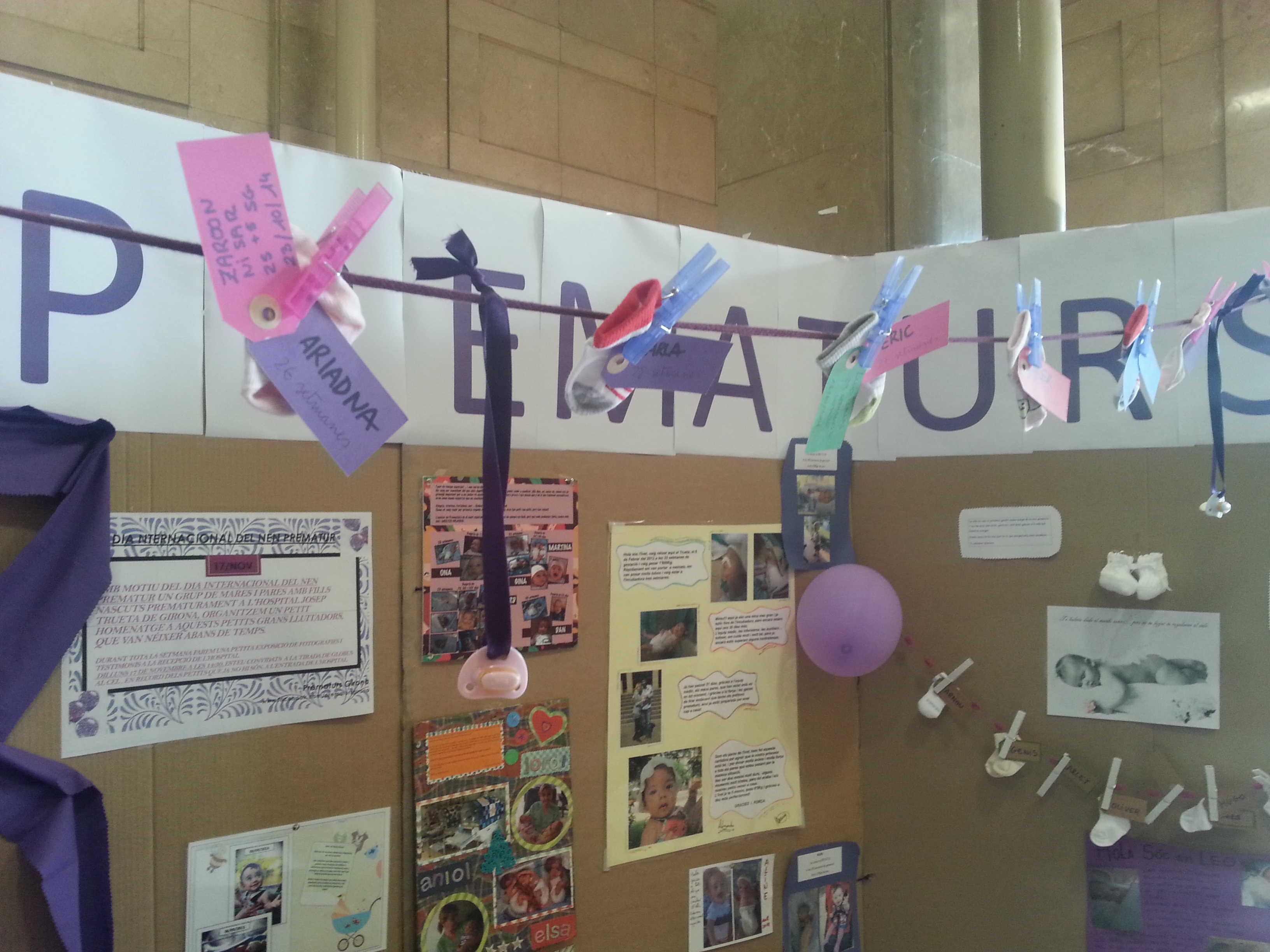 muntatge al vestíbul de l'Hospital Trueta per commemorar el Dia Mundial del Nadó Prematur