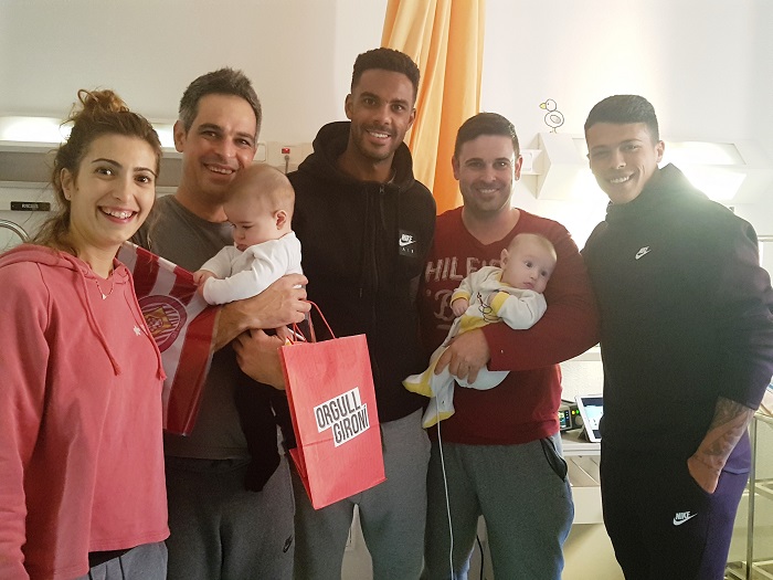 Representants del Girona FC amb pacients del Servei de Pediatria