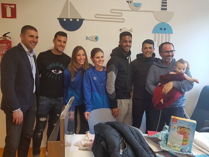 Representants del Girona FC amb pacients del Servei de Pediatria