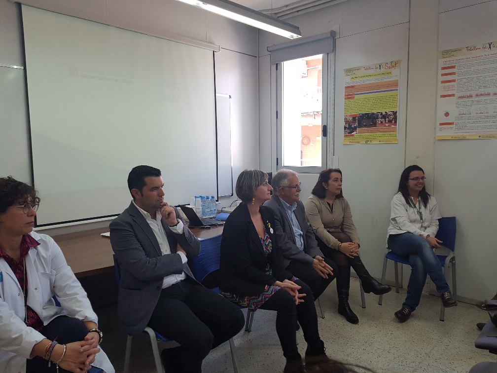 La consellera de Salut, Alba Vergés, escoltant les inquietuds dels professionals del CAP Pineda
