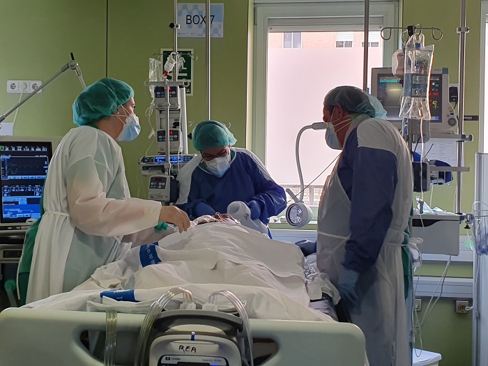 Professionals a l'àrea de reanimació atenent una pacient no Covid