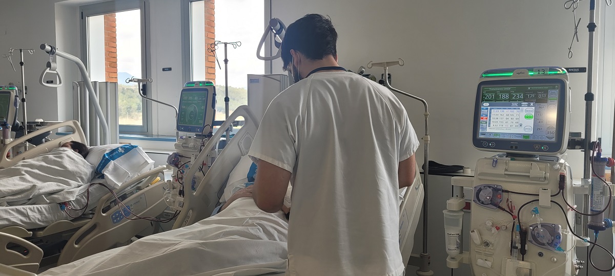 Un infermer atenent un dels pacients que fa diàlisi a l'Hospital Trueta