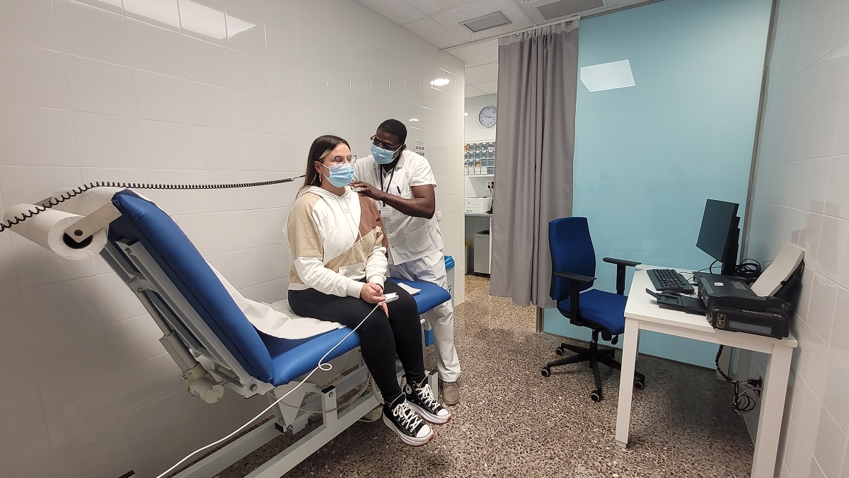 Un infermer visitant una pacient al CUAP Güell.
