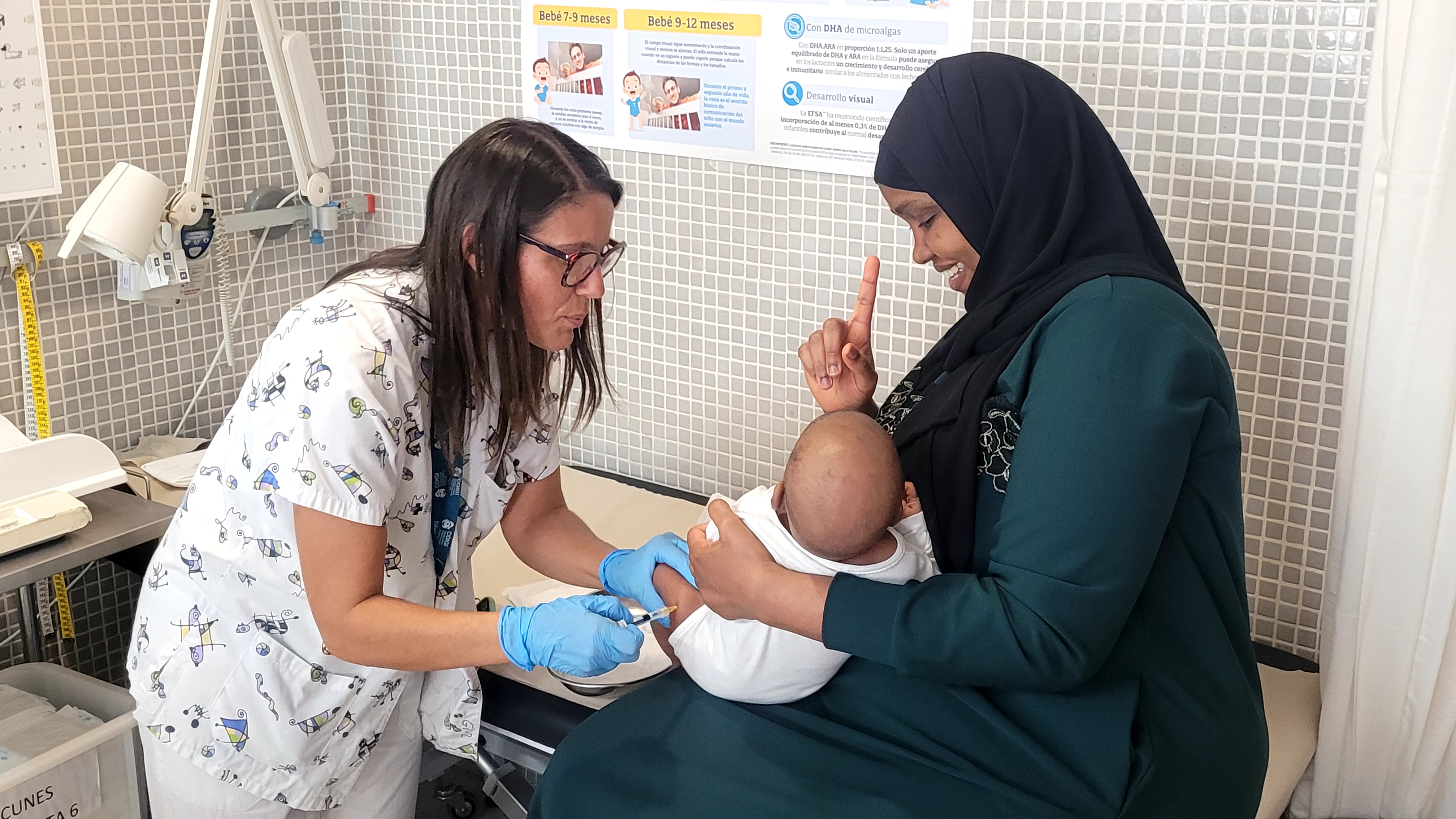 Una mare aguantat el seu nadó mentre l'immunitzen del VRS, al CAP de Can Gibert del Pla. 