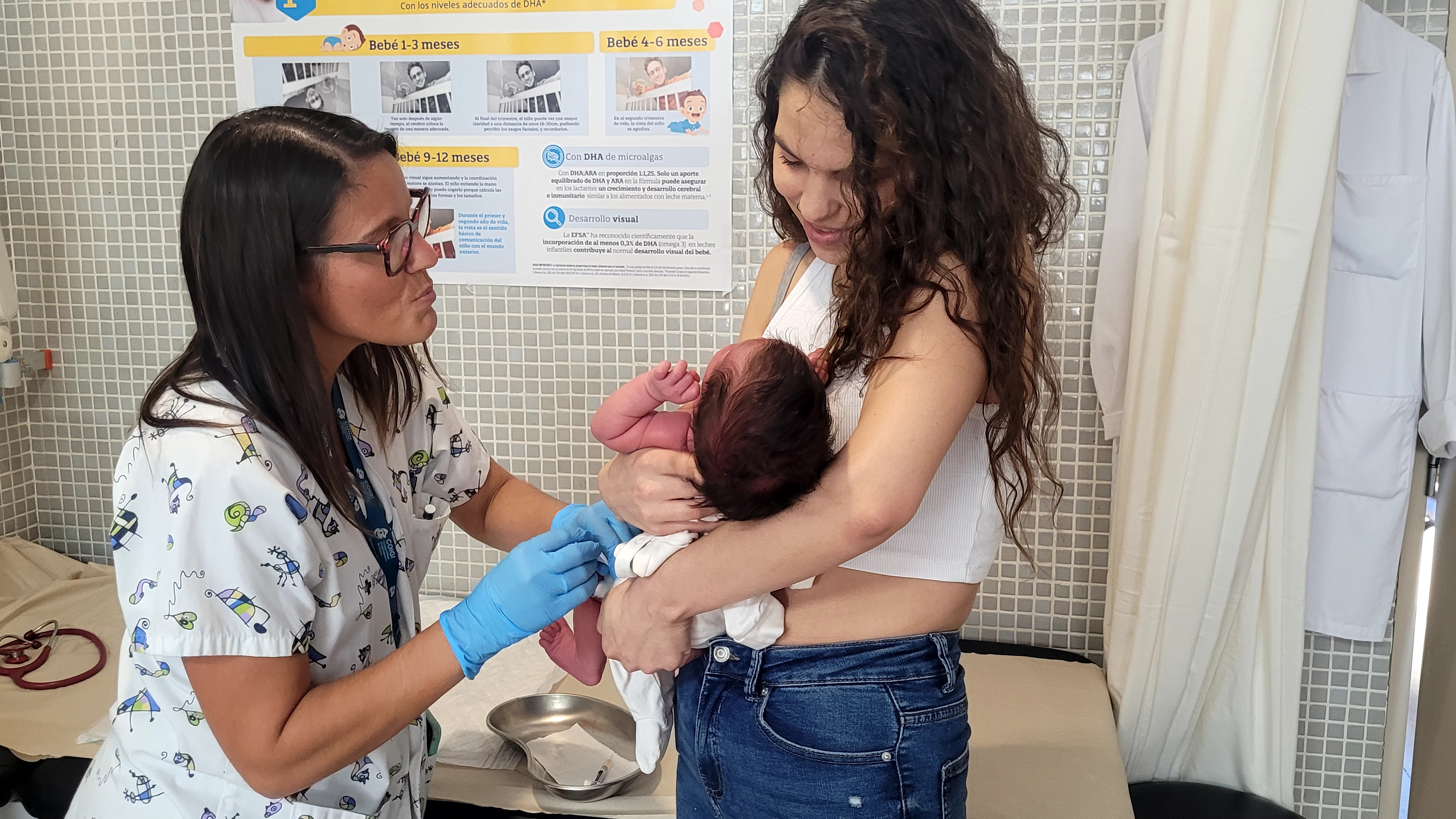 Una mare aguantat la seva filla mentre mentre una infermera li administra l'immunitzció contra el VRS, al CAP de Can Gibert del Pla. 