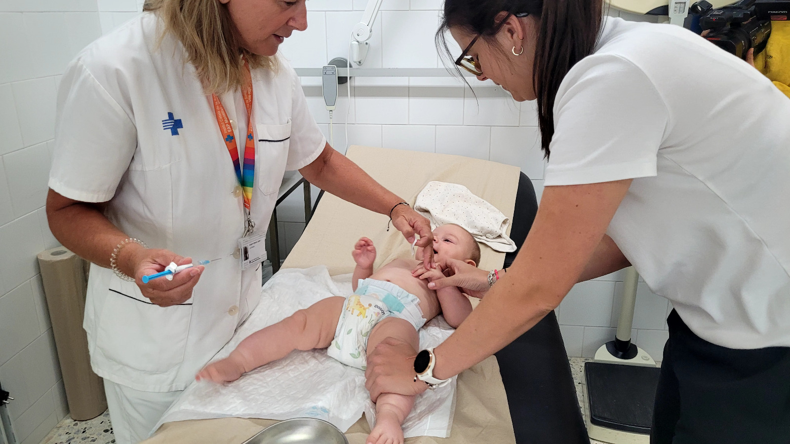 Professionals sanitaris vacunen un nadó