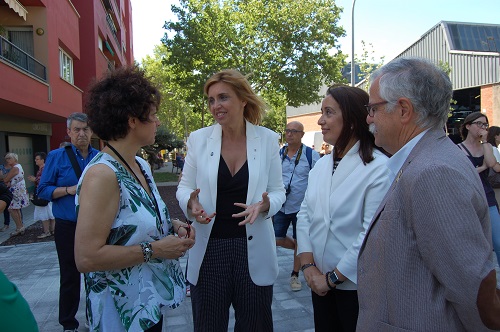Professionals parlant al exterior del CAP Josep Masdevall Terrades de Figueres