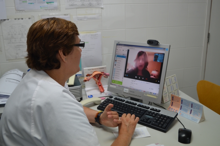una llevadora parla amb una pacient per videoconferència