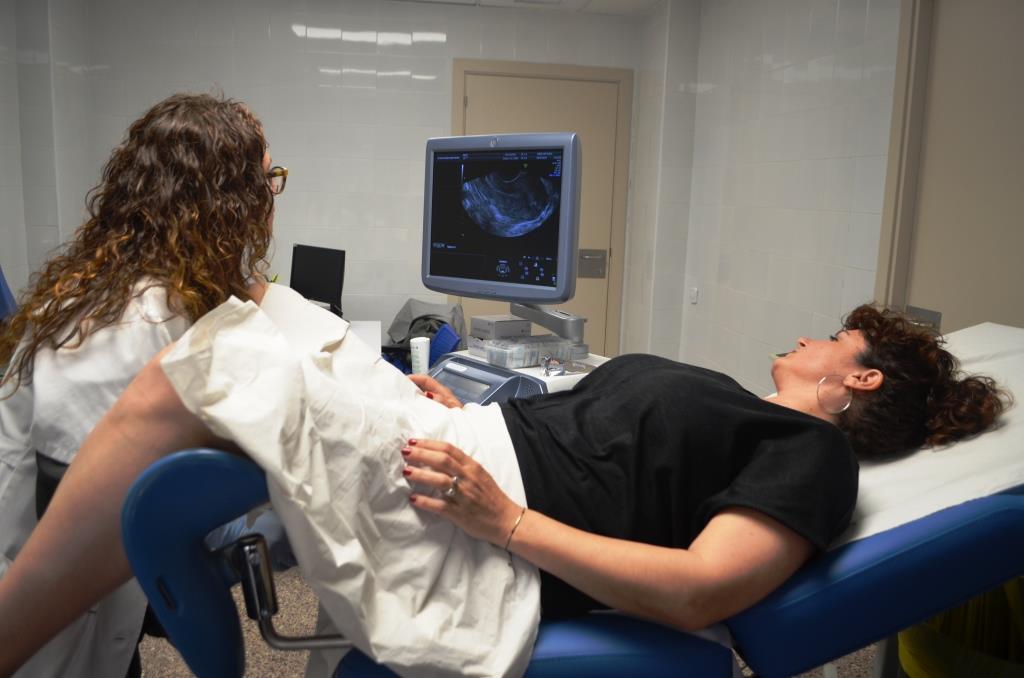 Una doctora fent una ecografia a una pacient a la Consulta d'Endometriosi
