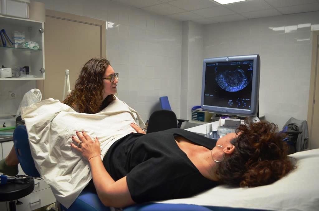 Una ginecòloga, fent una ecografia a la Rosa, diagnosticada d'endometriosi al 2014