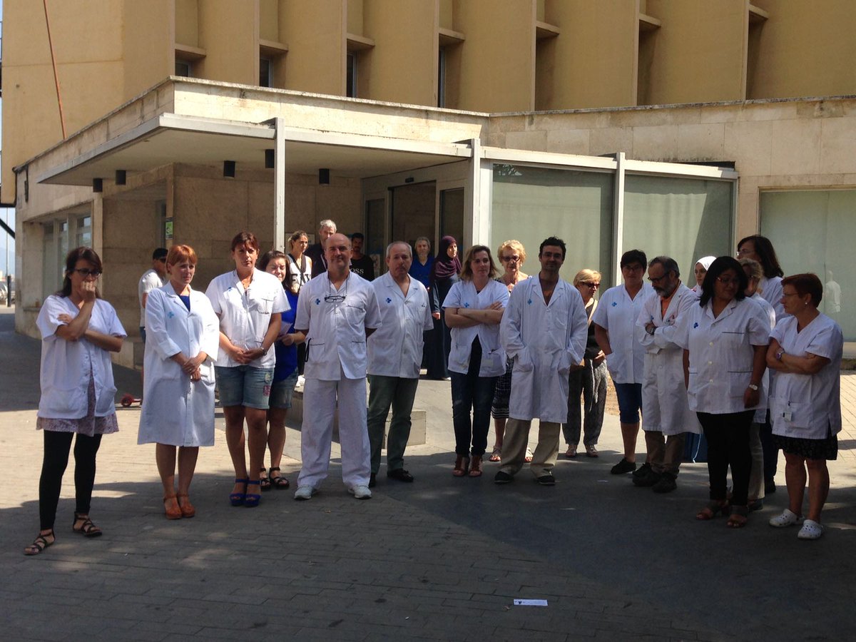 Foto en grup de professionals del CAP Ernest Lluch (Figueres), fent un minut de silenci en suport a les víctimes de l'atemptat ocorregut a la Rambla de Barcelona.