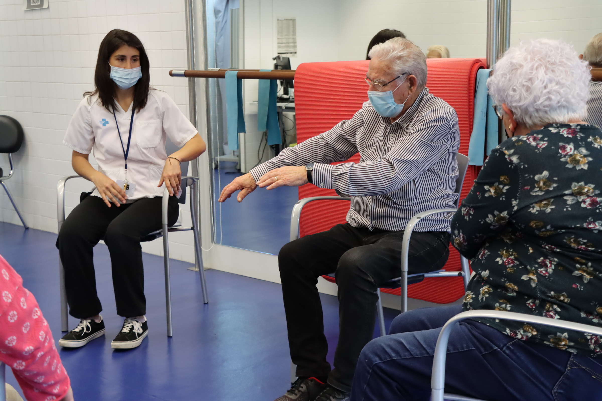 La fisioterapeuta de l'EAP Montilivi/Vila-roja durant una sessió grupal