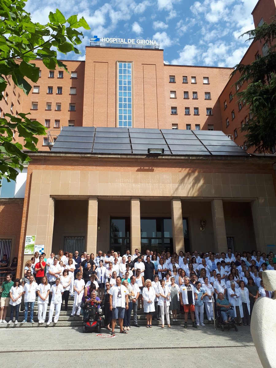 Foto en grup de professionals del Hospital Josep Trueta, fent un minut de silenci en suport a les víctimes de l'atemptat ocorregut a la Rambla de Barcelona.