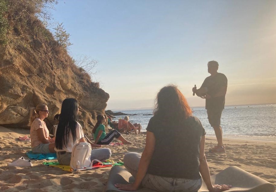 Una sessió de Mindfulness a la platja de Roses.