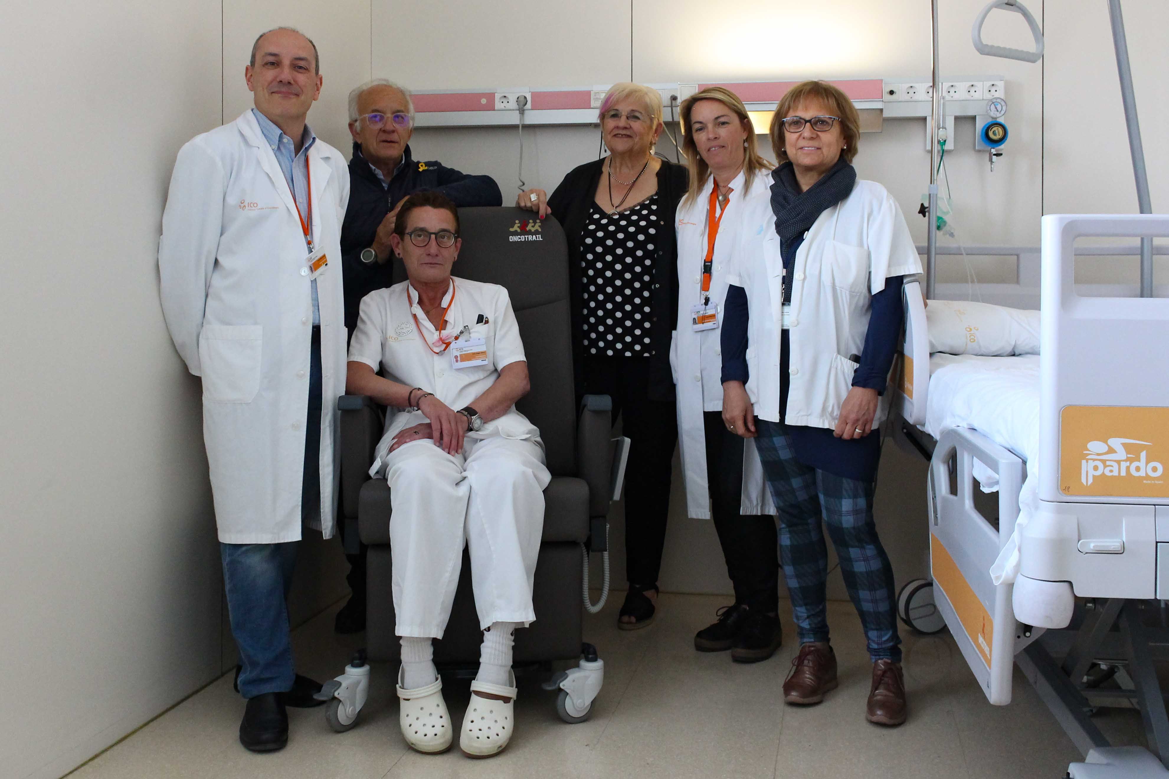El director de l’Oncotrail, Lluís Comet, i la presidenta de la Fundació Oncolliga Girona, Lluïsa Ferrer, han visitat les dues plantes on s’han instal·lat les butaques, acompanyats per Glòria Padura, directora de l’Hospital Universitari de Girona Dr. Josep Trueta, i David Gallardo, director assistencial de l’ICO Girona. També els han acompanyat la directora d’Infermeria de l’Hospital Trueta, Pilar Solé, i l’adjunta a Direcció de Cures de l’ICO Girona, Imma Brao  