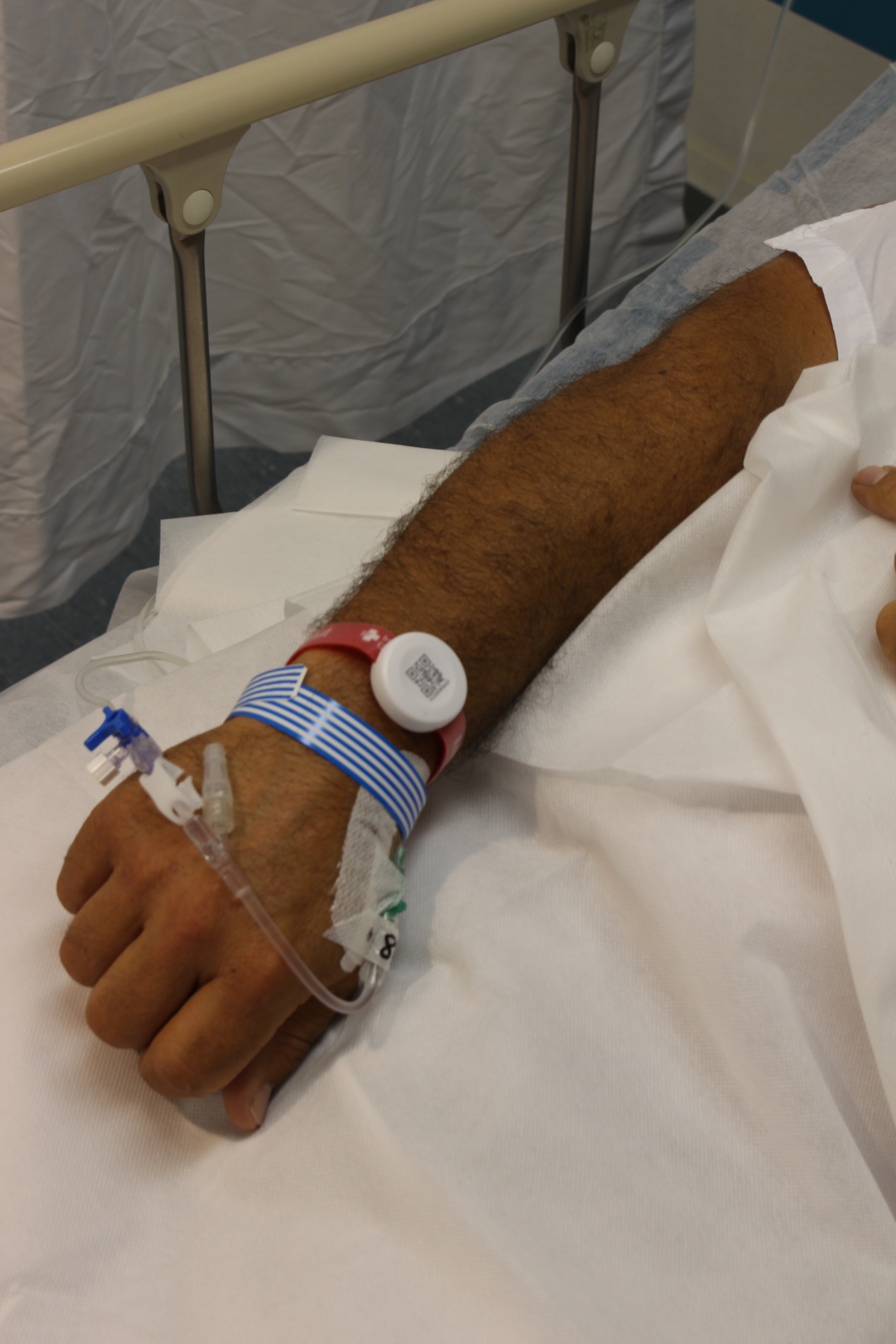Pacient a l'hospital Trueta amb el braçalet de seguiment dins del bloc quirúrgic