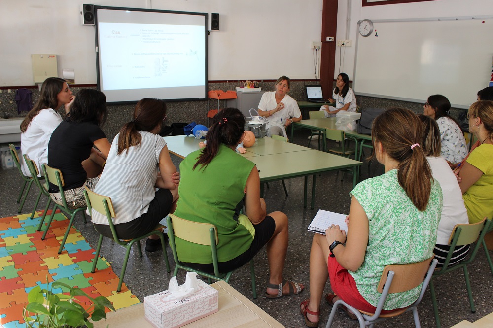 Els membres de l'ESCAPPGI fent una formació en una escola. 