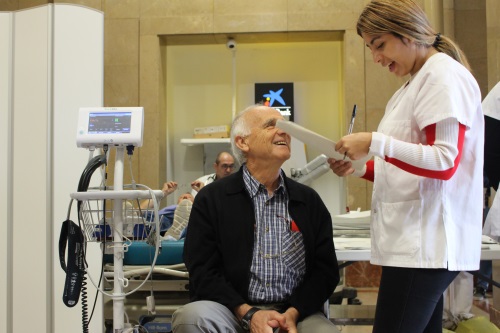 Una infermera donant consells a un ciutadà sobre com prevenir l'ictus.