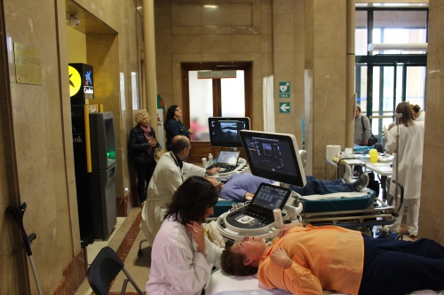 Els professionals de Neurologia fent ecografies de doppler i donant consells de salut al vestíbul. 