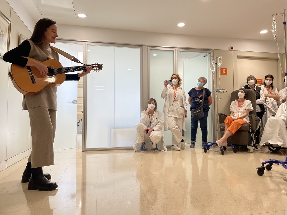 Judit Neddermann fent un concert acústic a la planta d'hospitalització d'oncologia