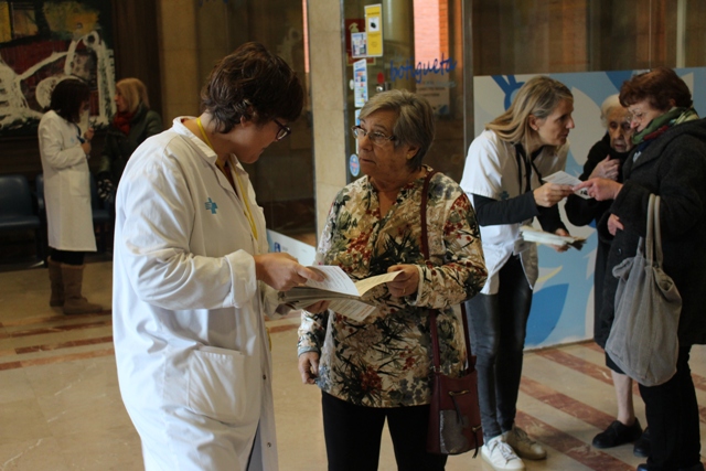 professionals d'infermeria del Trueta informen als usuaris sobre la prevenció de les caigudes al vestíbul del centre