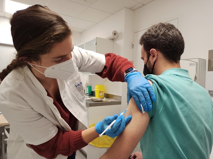 Una infermera administrant una vacuna d'Hipra a un participant