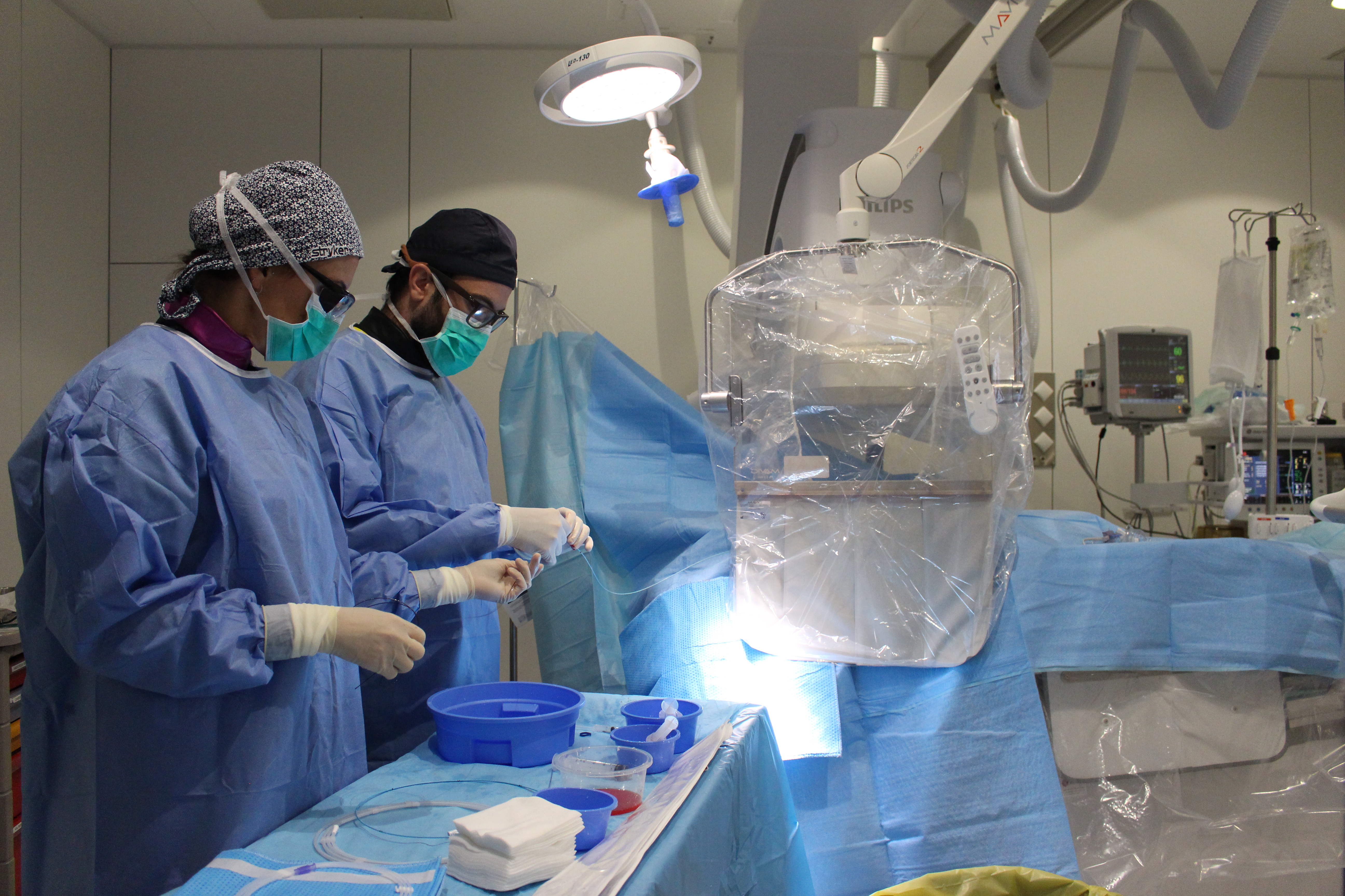 Professionals realitzant una angiografia amb el nou aparell