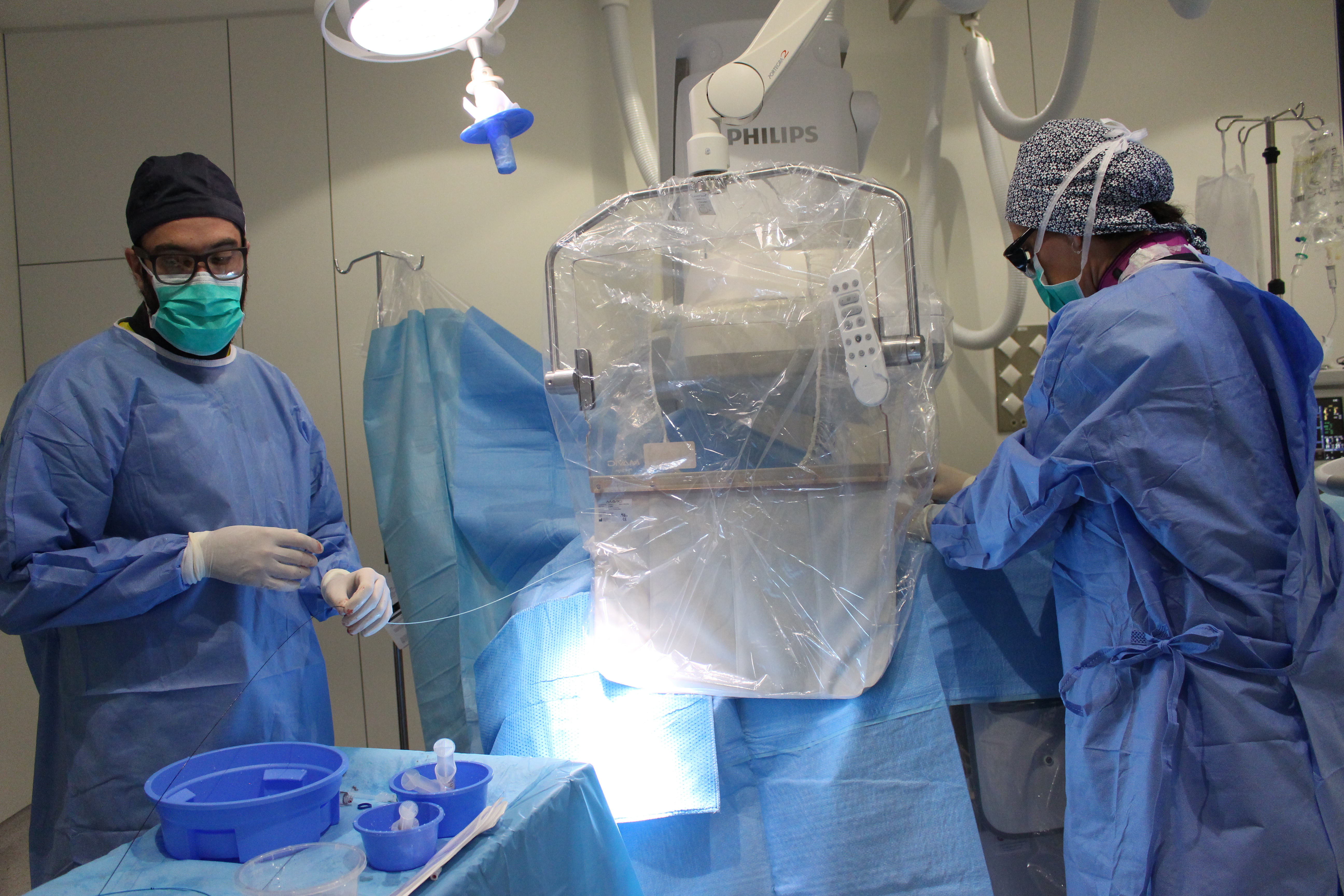 Professionals realitzant una angiografia amb el nou aparell