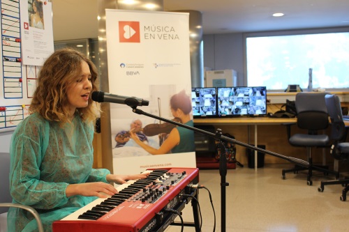 La cantant i pianista Glòria Vila Aymerich ofereix un miniconcert a la UCI del Trueta