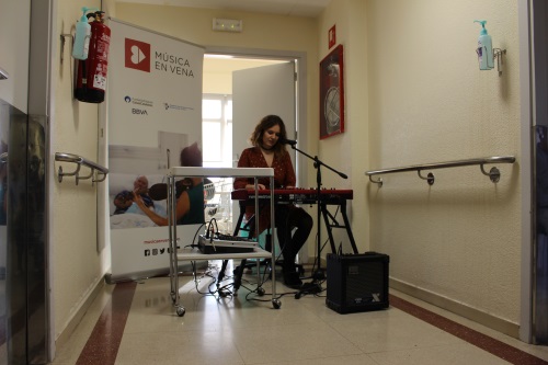La cantant i pianista Glòria Vila Aymerich ofereix un miniconcert a la Unitat Coronària del Trueta