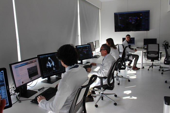 un grup de professionals a la sala de treball de la Unitat d'Imatge Cardáica de l'hospital Trueta