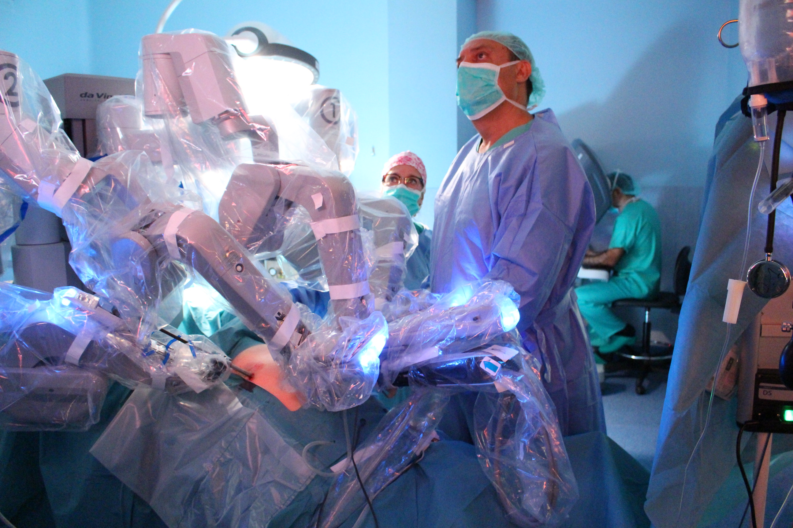 Professionals utilitzant el robot quirúrgic Da Vinci
