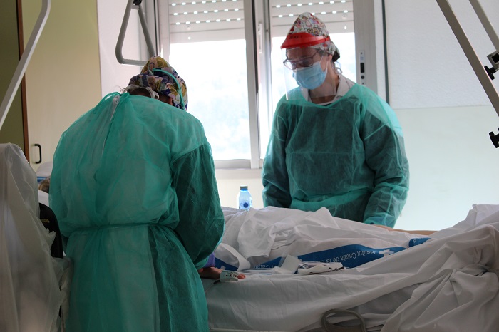 Dues infermeres atenent un pacient amb Covid 19