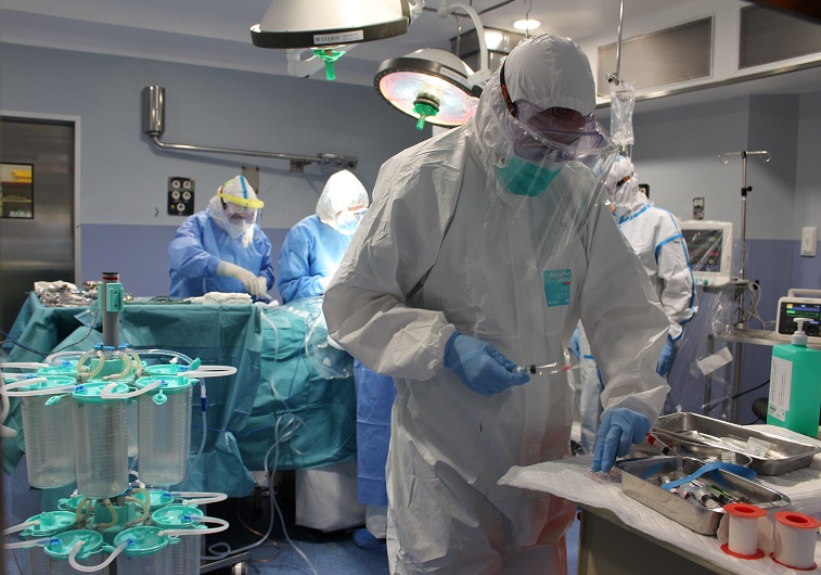 Durant una intervenció quirúrgica d'un pacient Covid.