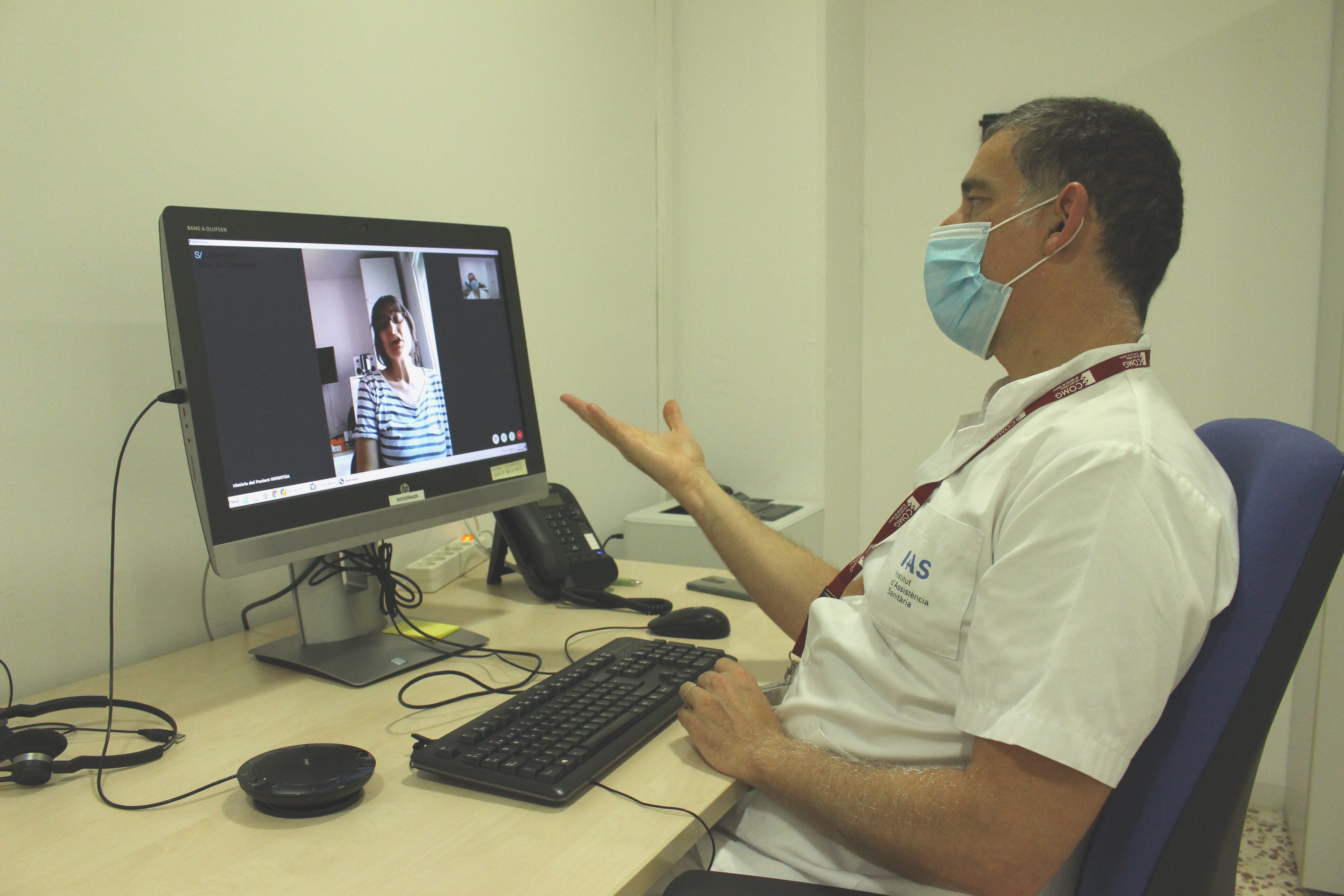 Vídeoconsulta de neurologia a l'Hospital Santa Caterina en diàleg amb la pacient
