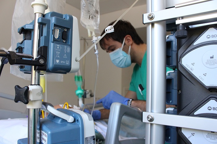Un professional sanitari atenent un pacients a la nova unitat de Reanimació
