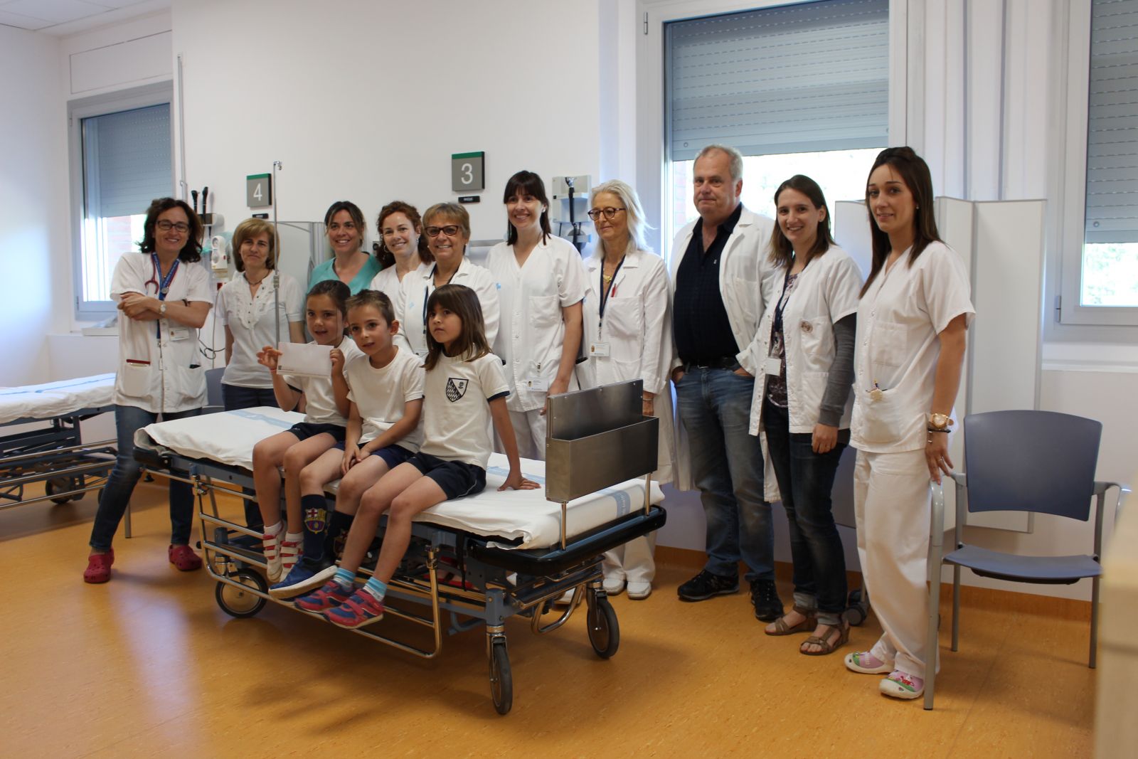 Professionals de l'àrea Pediàtrica i Neonatal i alumnes de P5 de l'escola Bell·lloc del Pla de Girona