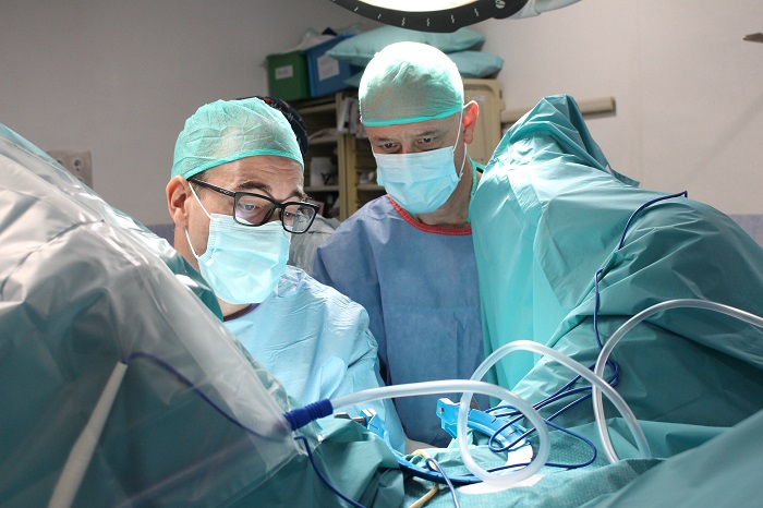 L'equip durant una intervenció quirúrgica per corregir el prolapse uterovaginal.