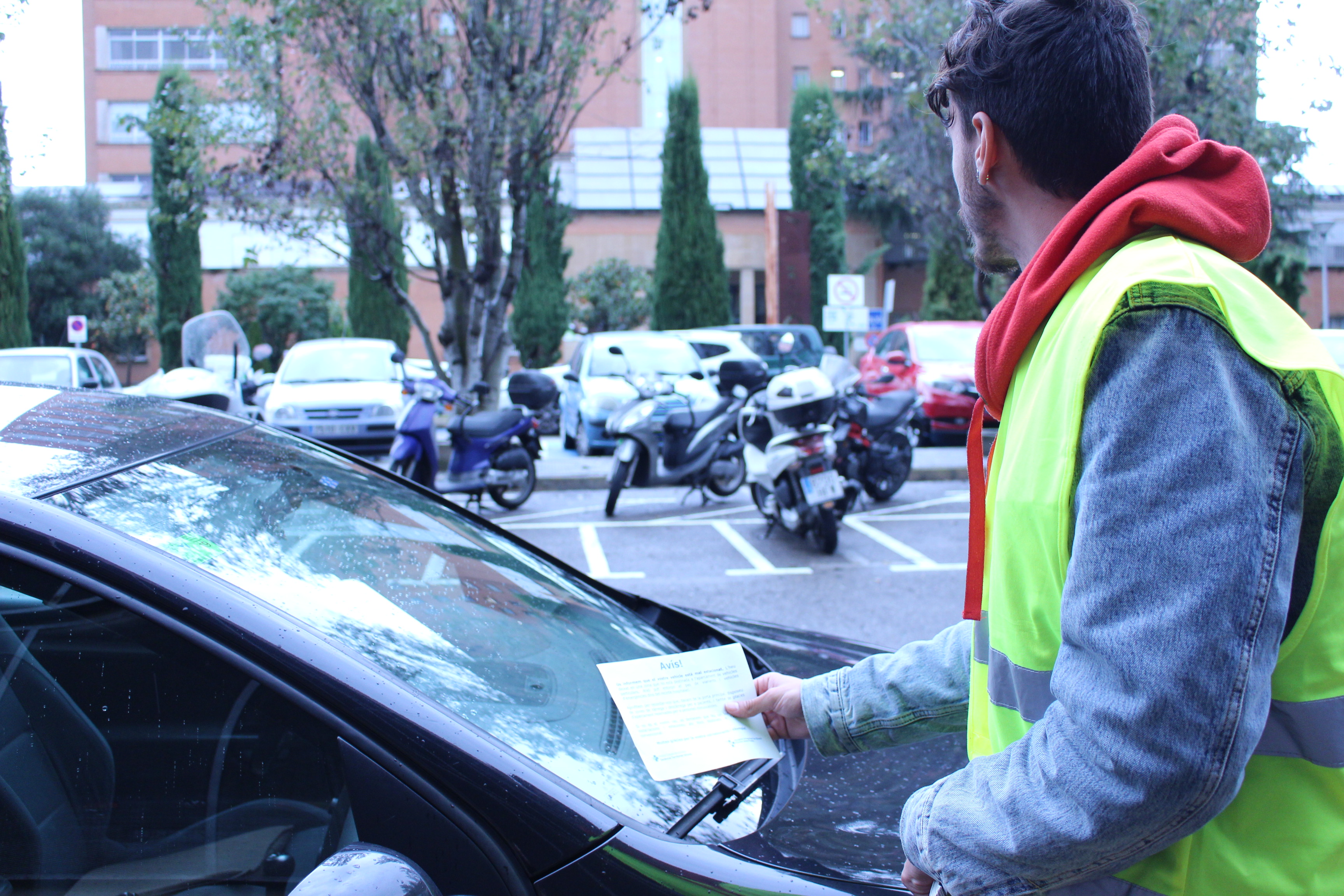 Foto d'un dels primers vigilants cívics al exterior del Hospital Josep Trueta