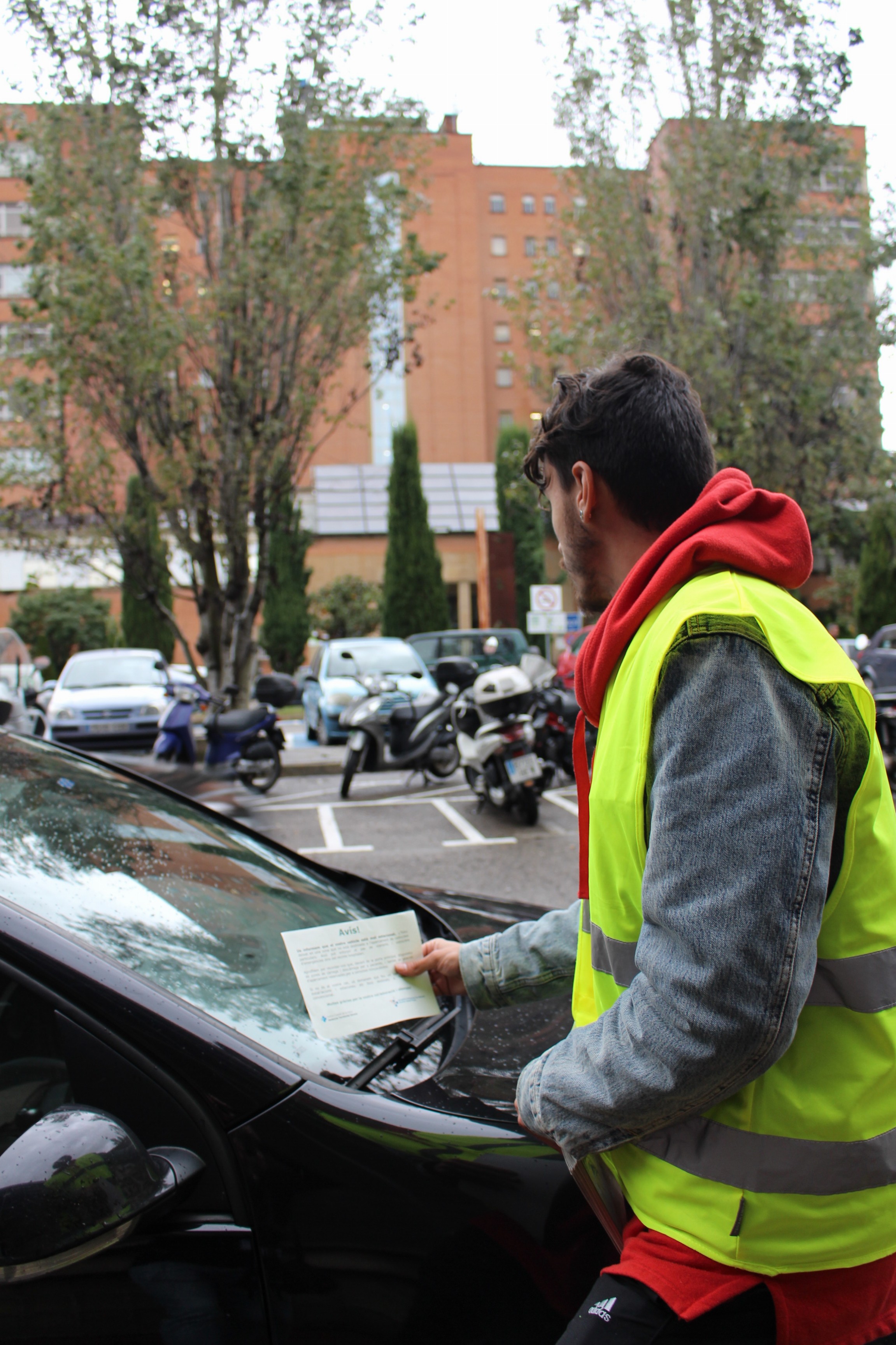 Foto d'un dels primers vigilants cívics al exterior del Hospital Josep Trueta