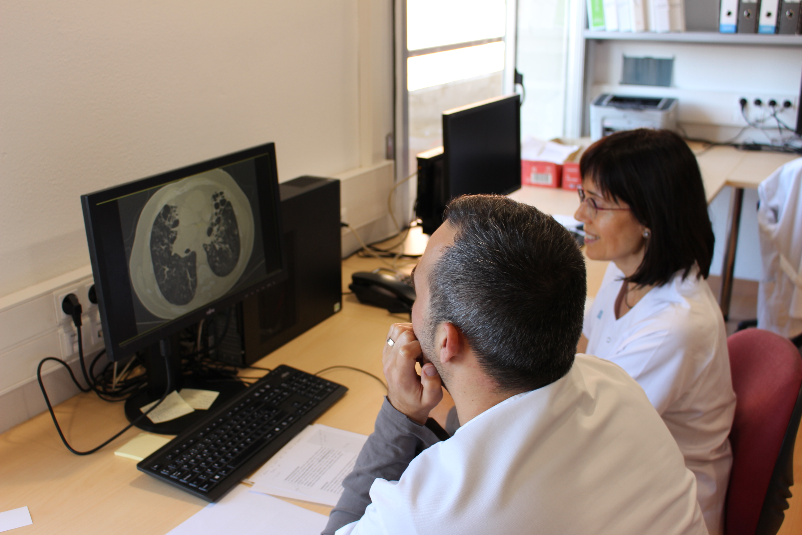 La Dra. Vendrell, comentant amb un company del Servei de Pneumologia un dels casos inclosos al Registre Europeu de Bronquièctasis
