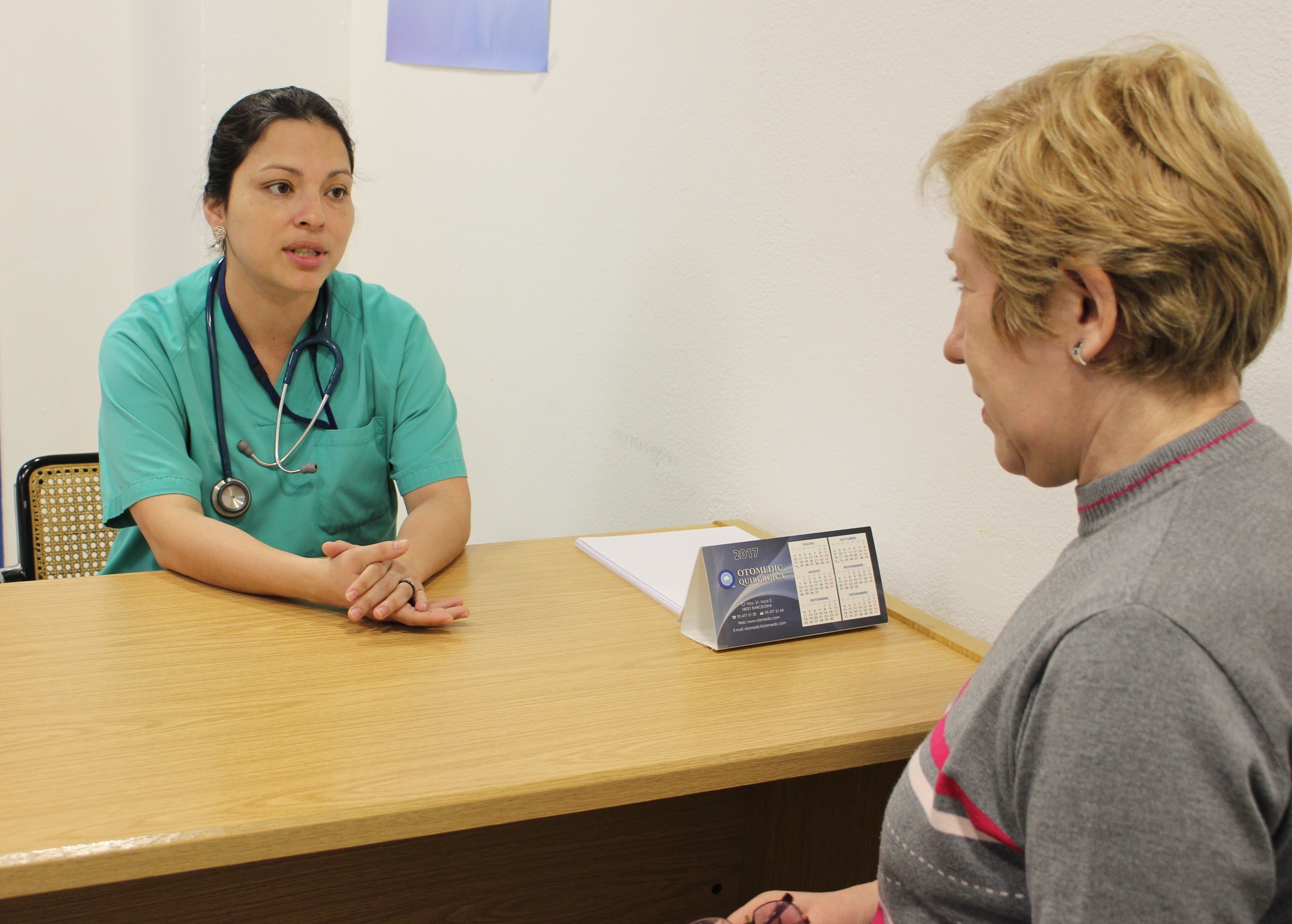 Professional parlant amb pacient