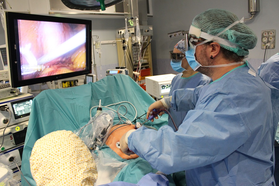 L'equip de cirurgians hepàtics durant una intervenció quirúrgica.