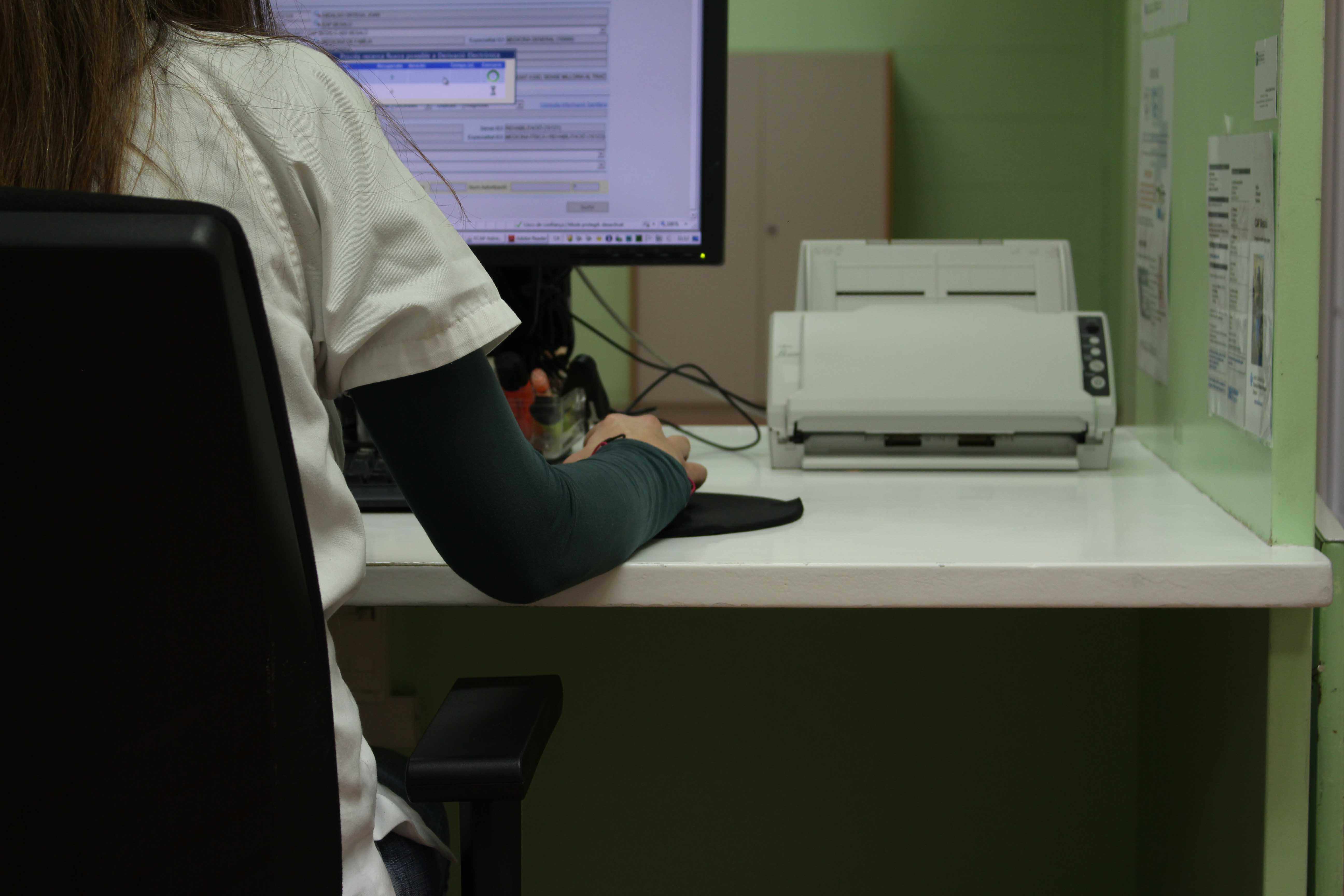 Administrativa a recepció
