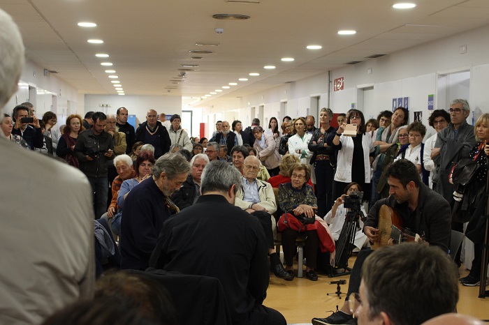 La sala d'espera de consultes externes del Trueta amb els músics al centre.