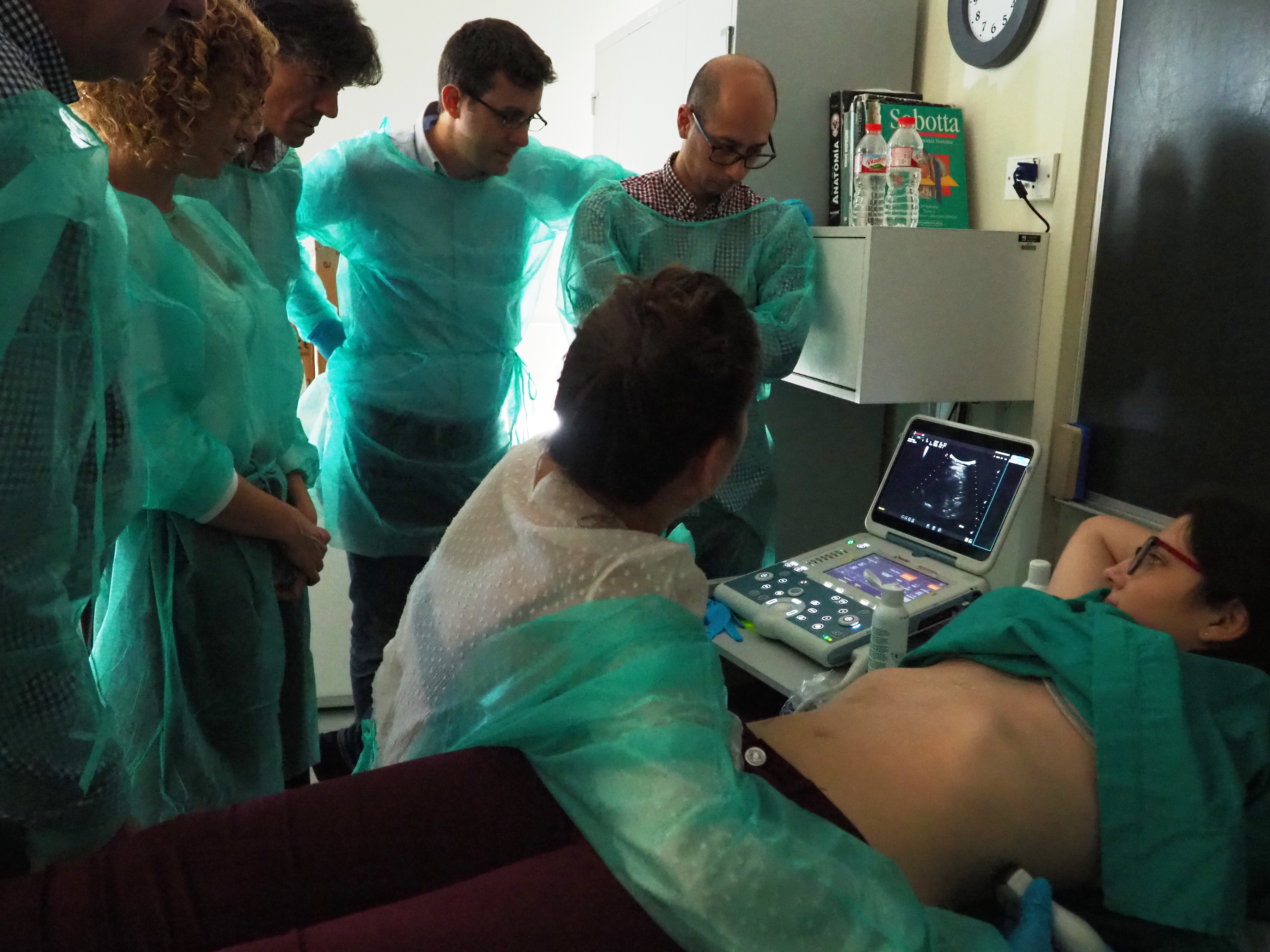 Professionals del Servei de Nefrologia durant un curs teòric i pràctic d’ecografia Doppler renal.