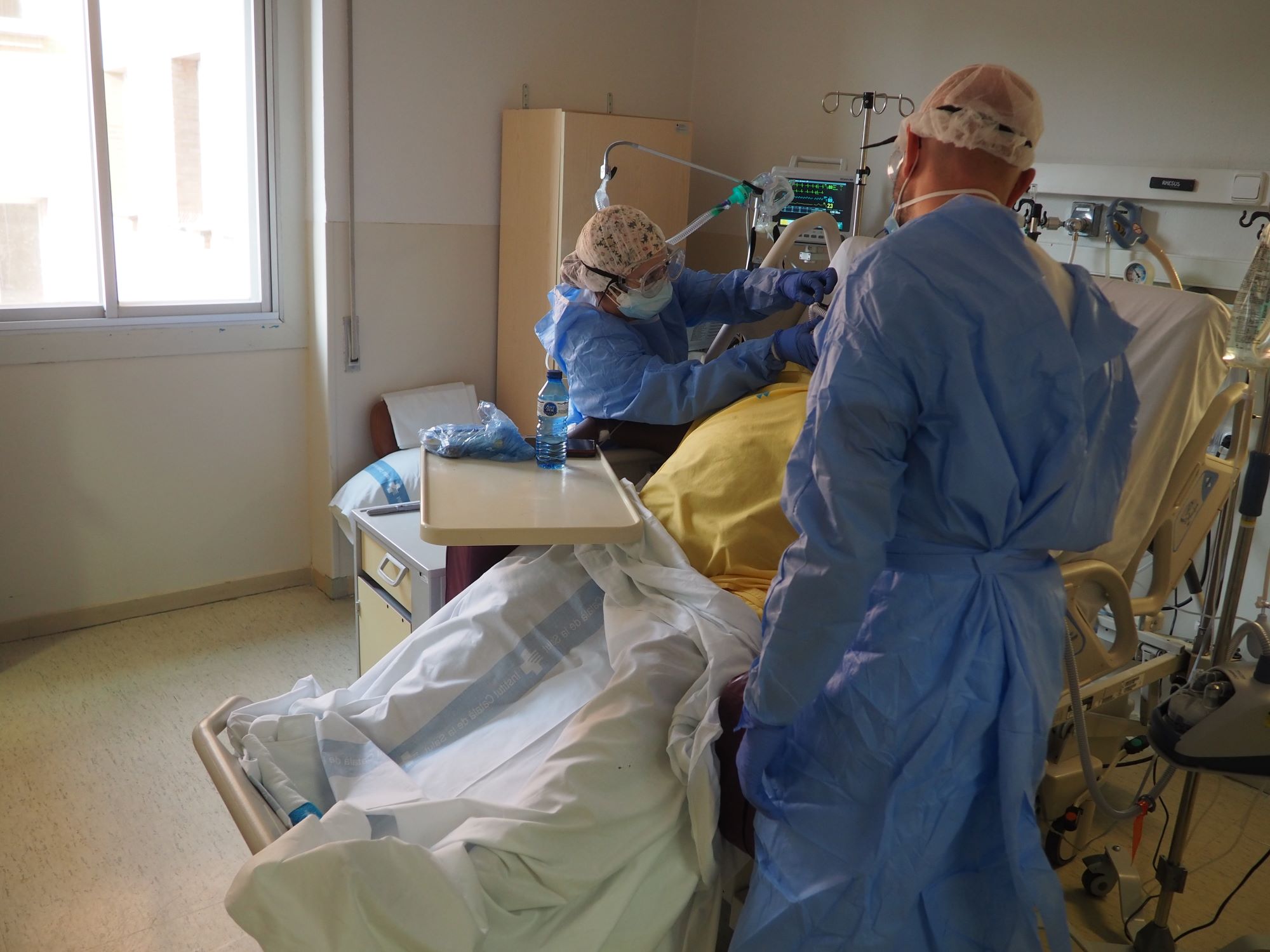 Un pacient és atès per dos professionals sanitaris a la UCRI,  el desembre de l'any passat