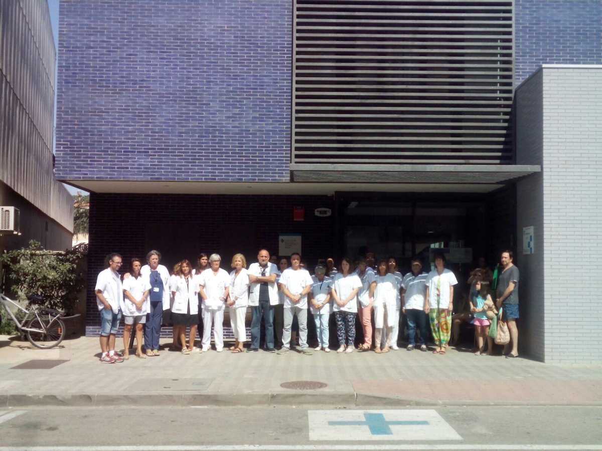 Foto en grup de professionals del CAP Roses, fent un minut de silenci en suport a les víctimes de l'atemptat ocorregut a la Rambla de Barcelona.